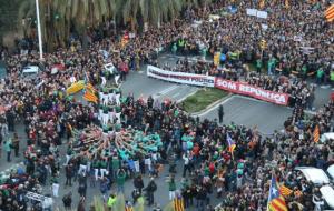 Capçalera de la manifestació amb la pancarta 'Llibertat presos polítics, som república' on s'ha alçat un castell. ACN