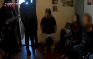 Captura de vídeo dels detinguts mentre els Mossos duen a terme un dels escorcolls domiciliaris. ACN