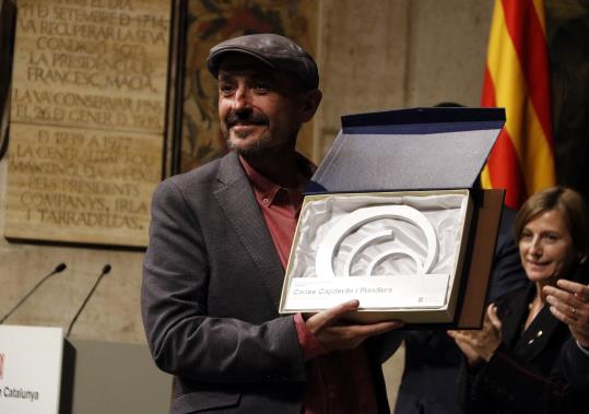 Carles Capdevila recollint el Premi Nacional de Comunicació al Palau de la Generalitat. ACN