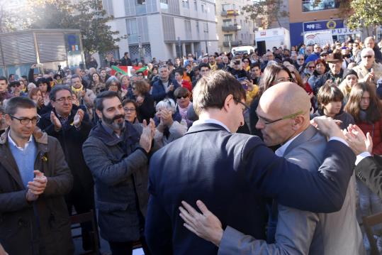 Carles Mundó i Raül Romeva, abraçats a l'inici del míting d'ERC a Vilanova i la Geltrú, el 9 de desembre de 2017. ACN