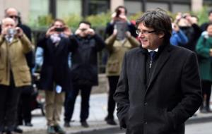 Carles Puigdemont arriba a la roda de premsa a Brussel·les aquest 31 d'octubre. REUTERS/Eric Vidal