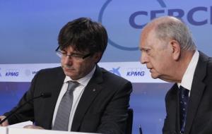 Carles Puigdemont i Juan José Brugera, parlant a cau d'orella a l'inici de la XXXIII Reunió del Cercle d'Economia a Sitges
