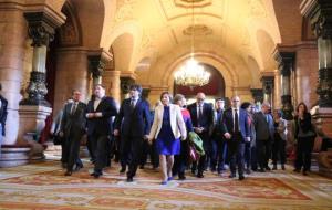 Carme Forcadell, Anna Simó, Carles Puigdemont, consellers i diputats surten del despatx d'audiències del Parlament. ACN