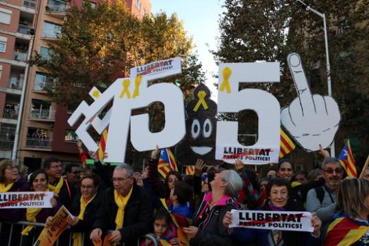 Cartells i pancartes per denunciar de manera satírica l'aplicació de l'article 155. ACN / Júlia Pérez