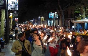 Centenars de persones marxen amb torxes a Vilanova en favor de la independència la vigília de la Diada