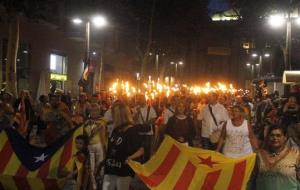 Centenars de persones marxen amb torxes a Vilanova en favor de la independència la vigília de la Diada. Joan Maria Gibert