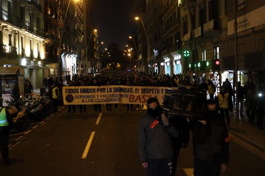 Centenars de policies es manifesten a Barcelona per reclamar “dignitat”, “respecte” i “seguretat”. ACN
