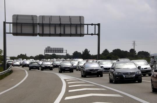 Circulació intensa a l'autopista AP-7 entre el Baix i l'Alt Penedès. ACN