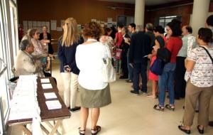 Ciutadans fent cua per votar a les eleccions al Parlament del 27 de setembre del 2015 a l'IES Vidal i Barraquer de Tarragona. ACN