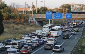 Col·lapse viari a al Gran Via, a l'enllaç amb la C-31 de sortida de Barcelona, el 17 d'agost de 2017. ACN