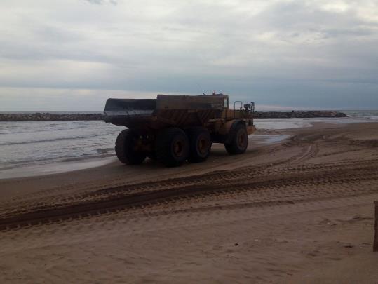 Comencen els treballs de reposició de sorra a la platja de Cunit. Ajuntament de Cunit