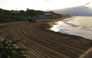 Comencen els treballs de reposició de sorra a la platja del Francàs, al Vendrell. Ajuntament del Vendrell