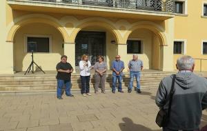 Concentració a les portes de l'Ajuntament de Santa Margarida i els Monjos