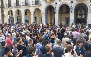 Concentració a les portes de l'Ajuntament de Vilanova