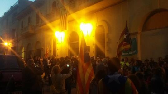 Concentració a les protes de l'Ajuntament de Sant Martí Sarroca. CUP