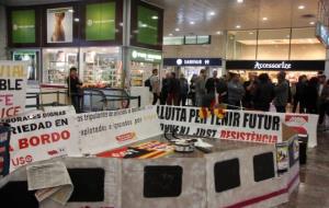 Concentració dels treballadors de Ferrovial a Sants durant la jornada de vaga del 2 de maig a Barcelona. ACN