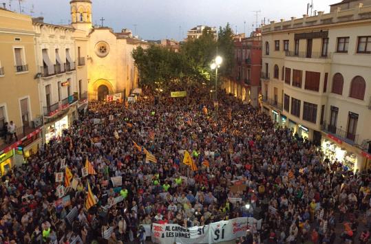 Concentracions multitudinàries a les portes dels ajuntaments del Penedès i Garraf  en suport al referèndum. Ajt, Els Monjos