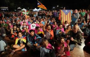 Concentrats a la plaça Catalunya de Barcelona escolten Jordi Cuixart i Jordi Sánchez l'1 d'octubre del 2017. ACN