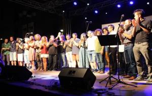 Concert d'homenatge a Pere Tàpias a Vilanova i la Geltrú. Pla general de l'escenari amb els artistes que hi han participat el 18 de juny del 2017. ACN