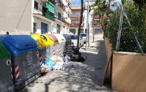 Contenedores de la calle Sagunt, frente a la Iglesia Vieja, en el mes de abril de 2017