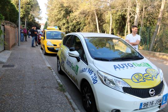 Cotxes d'autoescola esperant el primer dia de vaga d'examinadors el 2 de juny de 2017. ACN