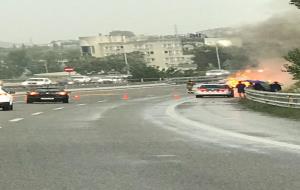 Crema un vehicle a l'AP-7, a Vilafranca, a causa de la caiguda d'un llamp