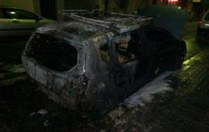Cremen tres cotxes en un incendi intencionat al carrer València de Vilanova
