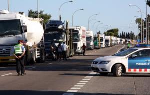 Cues de camions durant el primer tall diari que fa el moviment veïnal en aquest punt de la carretera N-340 a Amposta. ACN