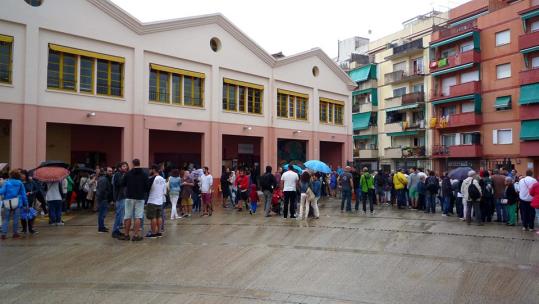 Cues i concentració de ciutadans a l'IMET de Vilanova. EIX