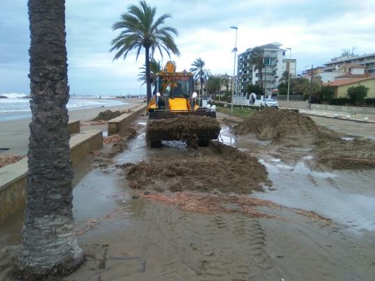 Cunit s'afanya per recuperar la normalitat al passeig després del temportal del cap de setmana. Ajuntament de Cunit