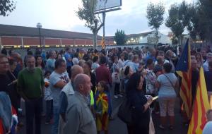 Desenes de persones es concentren davant de la caserna de la Guàrdia Civil de Vilanova per l'escorcoll a una impremta