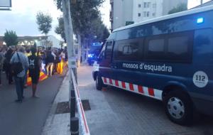 Desenes de persones es concentren davant de la caserna de la Guàrdia Civil de Vilanova per l'escorcoll a una impremta