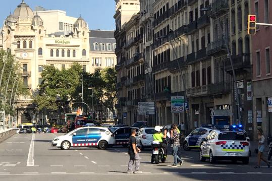 Desplegament policial i d'ambulàncies a la part alta de la Rambla, després de l'atropellament massiu, el 17 d'agost de 2016. Cedida/ Carlos Fernández