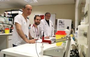 D'esquerra a dret, Óscar Len, Ibai Los-Arcos i Joan Gavaldà, en un laboratori del VHIR el 25 de maig de 2017. ACN