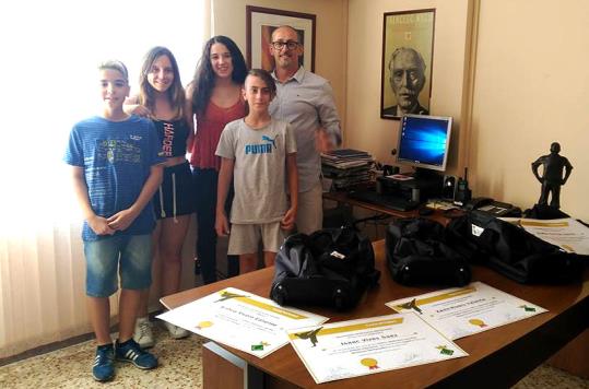 D’esquerra a dreta: Isaac Vives, Ainhoa Rivero, Nadia Garrido, Kevin Rivero i l’alcalde de Banyeres, Amadeu Benach. David Rivero