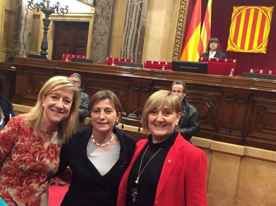 D'esquerra a dreta Maria Rosell, Carme Forcadell i Neus Lloveras. Eix