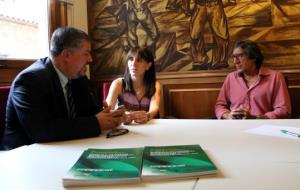 D'esquerra a dreta, Robert Belvis, neuròleg, Nancy Babio, presidenta del CoDiNuCat i Andreu Nubiola, endocrí, en una trobada al CoDiNuCat el 25 de jul