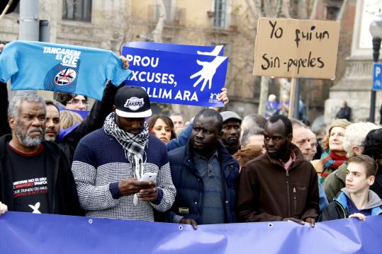 Detall de la capçalera de la manifestació per l'acollida de refugiats. ACN