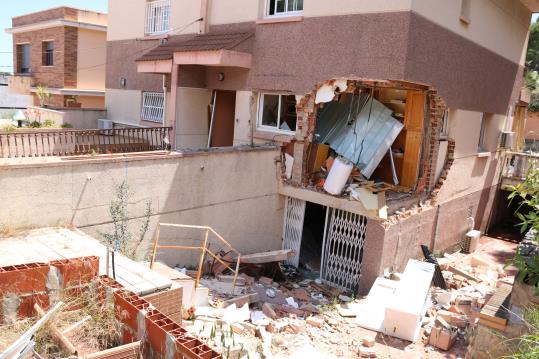 Detall de la destrossa de la deflagració en una de les parets de la casa de Segur de Calafell. ACN