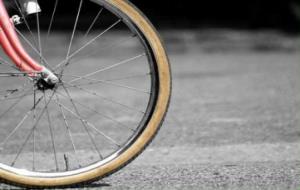 Detall de la roda d'una bicicleta. EIX
