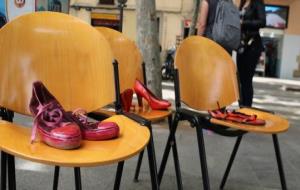 Detall de tres parells de sabates pintats de color vermell símbol de la solidaritat cap a les dones que són víctimes de la violència masclista. ACN