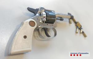 Detall del revòlver que els Mossos d'Esquadra van localitzar a un lladre afincat al Vendrell. Imatge publicada l'1 de desembre de 2017. Mossos d'Esqua