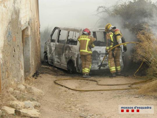 Detingut per robar una furgoneta i provocar dos accidents i un incendi en una masia . Mossos d'Esquadra