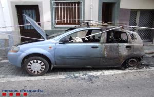Detinguts dos joves per cremar intencionadament tres vehicles estacionats a Vilanova i la Geltrú