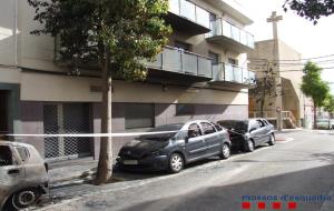 Detinguts dos joves per cremar intencionadament tres vehicles estacionats a Vilanova i la Geltrú