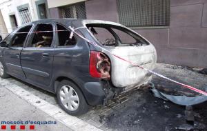 Detinguts dos joves per cremar intencionadament tres vehicles estacionats a Vilanova i la Geltrú