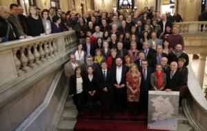 Diputats, alcaldes, regidors i membres del Govern, després de la creació de la vegueria al Parlament. ACN/  Rafa Garrido