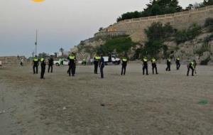 Dispositiu policial a Vilanova per desallotjar la Platja de la República i de Ribes Roges i iniciar les tasques de neteja. Policia local de Vilanova