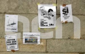 Diversos cartells en suport del referèndum. ACN / Xavier Pi