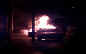 Dos cotxes calcinats per una explosió de gas al carrer València de Vilanova